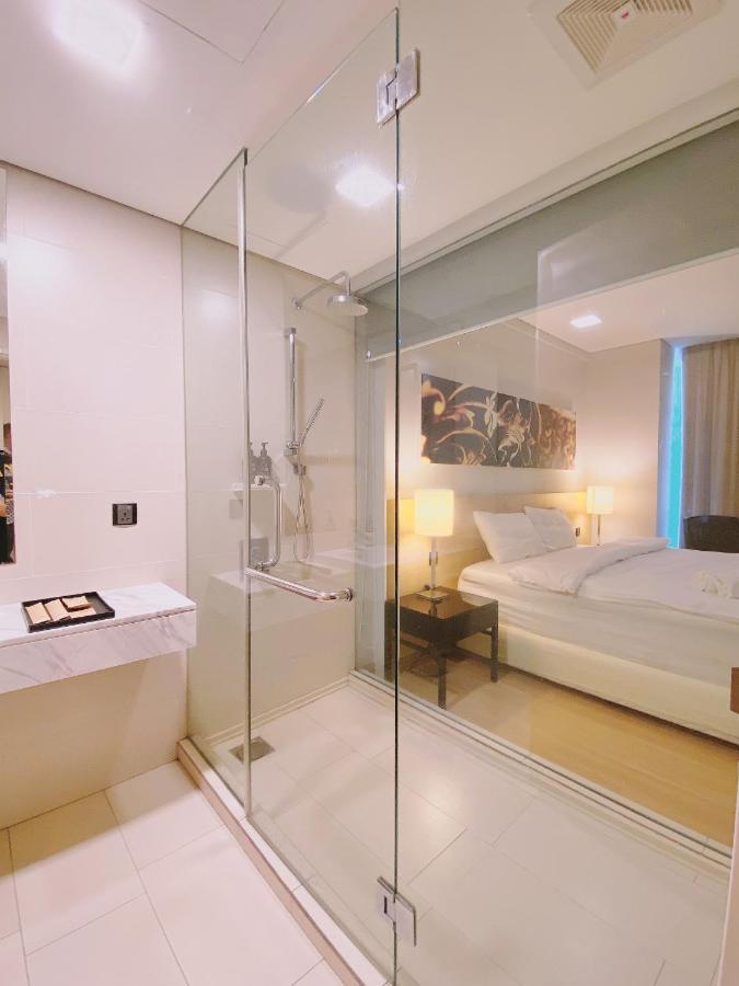 Straits Suite By C Homestay Malacca Bagian luar foto